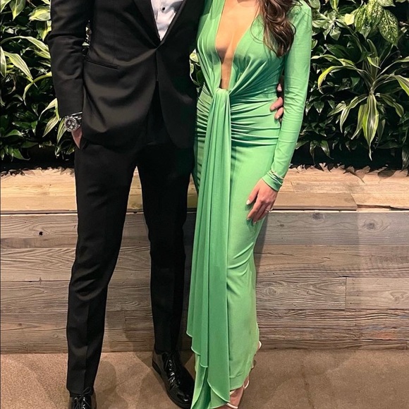 SOLACE LONDON Lorena Midi Dress in Bright Green - Picture 2 of 5